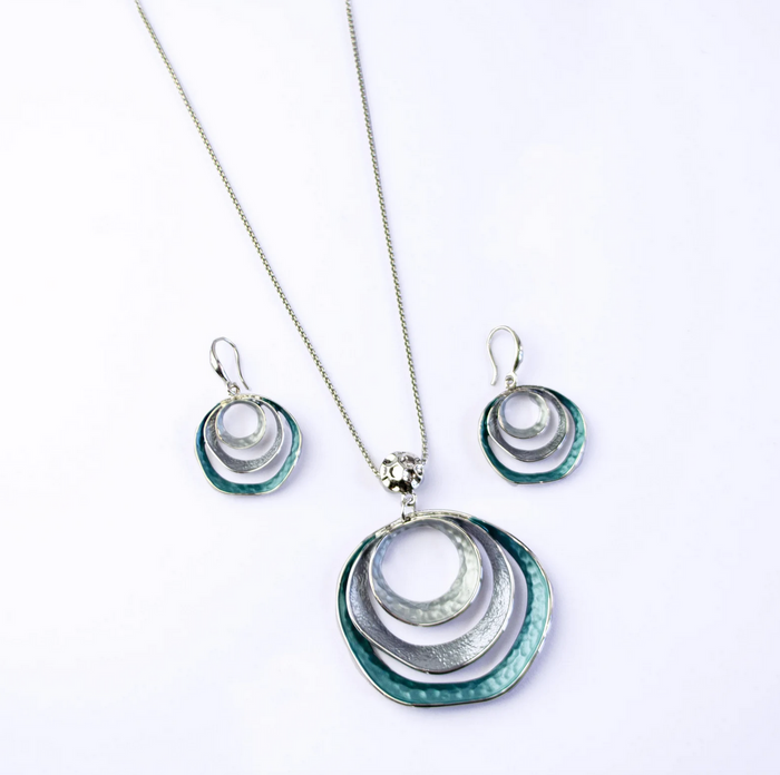 beautiful three-ring circles statement necklace and earrings set with silver and blue tones. Necklace is made with a steel cable chain and a zinc alloy pendant with a galvanic finish. boho necklace, boho jewelry, bohemian statement jewelry