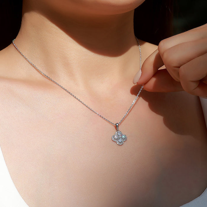 Brunswind 14K Gold Trèfle Moissanite Necklace