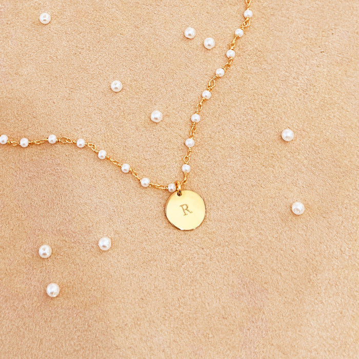 Gold wire wrapped pearl bracelet with disc engraved with the letter R on a beige background. Dangling pearl charm optional. Nature inspired jewelry, gift for mom, nature bracelet, dainty bracelet, charm bracelet