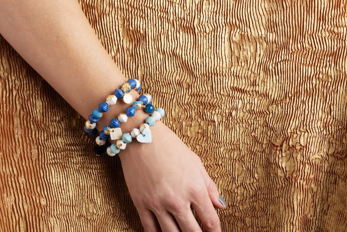 Paper beads stretch bracelet in blue tones