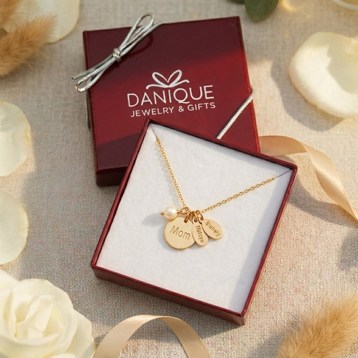 Personalized mom necklace in Danique Jewelry gift box